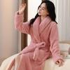 Damen Langer Dicker Korallenfleece Bademantel Winter Hauskleidung Einfarbig Wärmespeichernder Morgenmantel Einfaches Design Winter Nachtwäsche