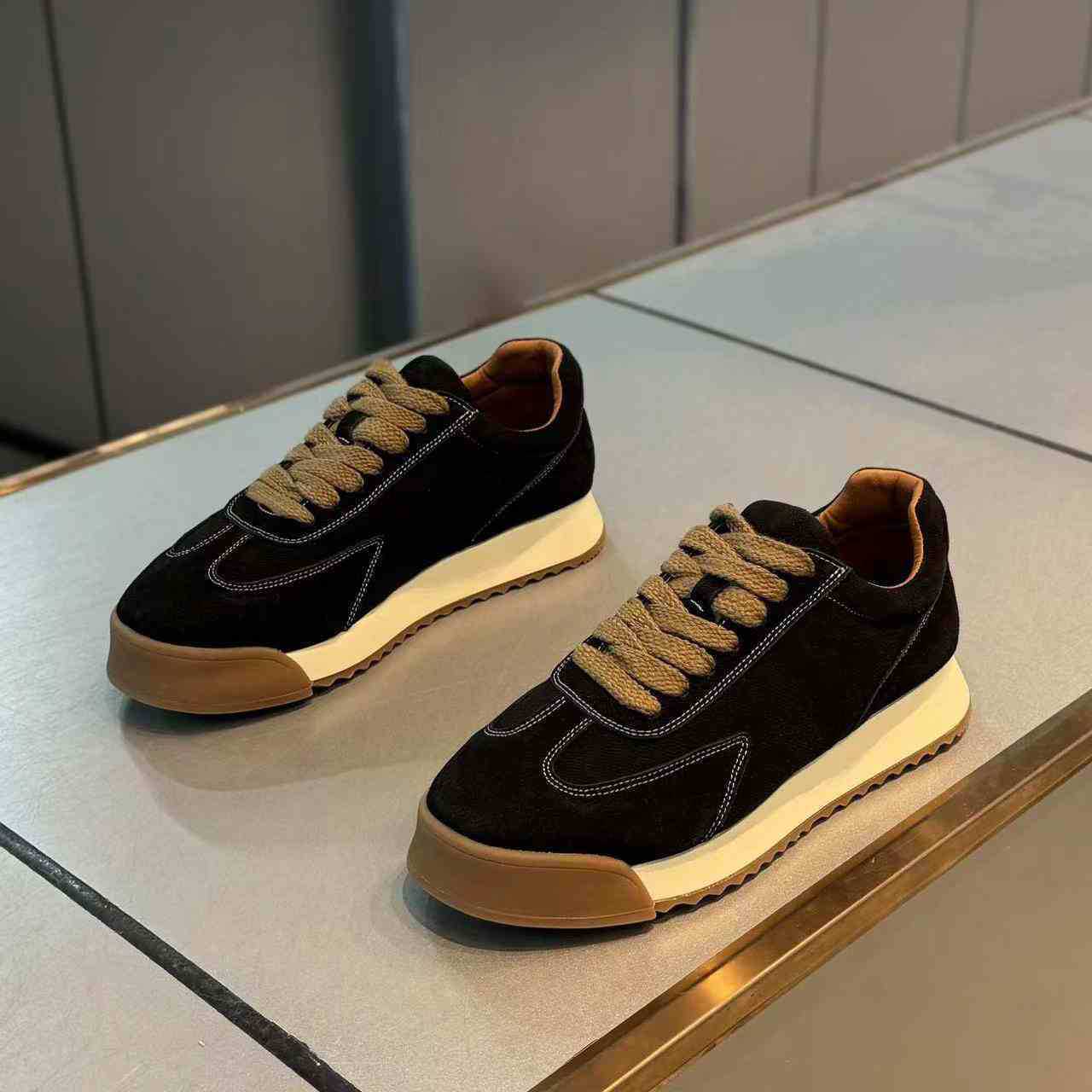 

Мужская повседневная спортивная обувь 2025 Осень Удобная Нескользящая Обувь для спорта на открытом воздухе Качественная Мягкая подошва Модная Шнуровка Кроссовки для бега 39 чёрный