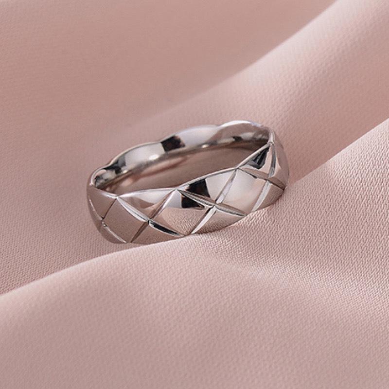 Anillo Minimalista de Moda con Rejilla de Diamantes de Acero de Titanio Dorado - Estilo Francés, No se Desvanece, Joyería de Moda para el Dedo Índice para Parejas