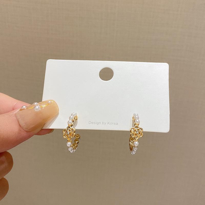 

Элегантные серьги-подвески в форме буквы C с жемчугом для женщин, золотистого цвета, с ажурным цветком камелии, простые украшения для вечеринок