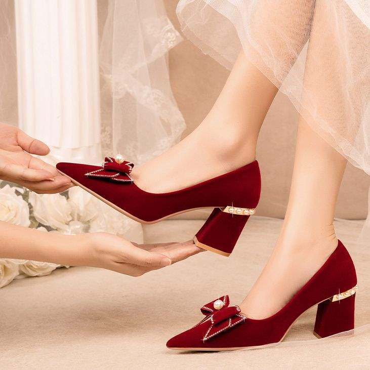 Red wedding shoes thick heels are not tired. Pregnant women can wear Chinese Xiuhe clothes and two wedding shoes.