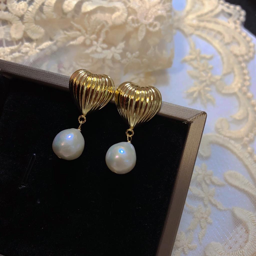 Französisches Retro-Temperament Natürliche Barockperlen-Steckohrringe Nischen-Design-Gefühl Liebe Ohrringe Ohrringe Persönlichkeits-Trend