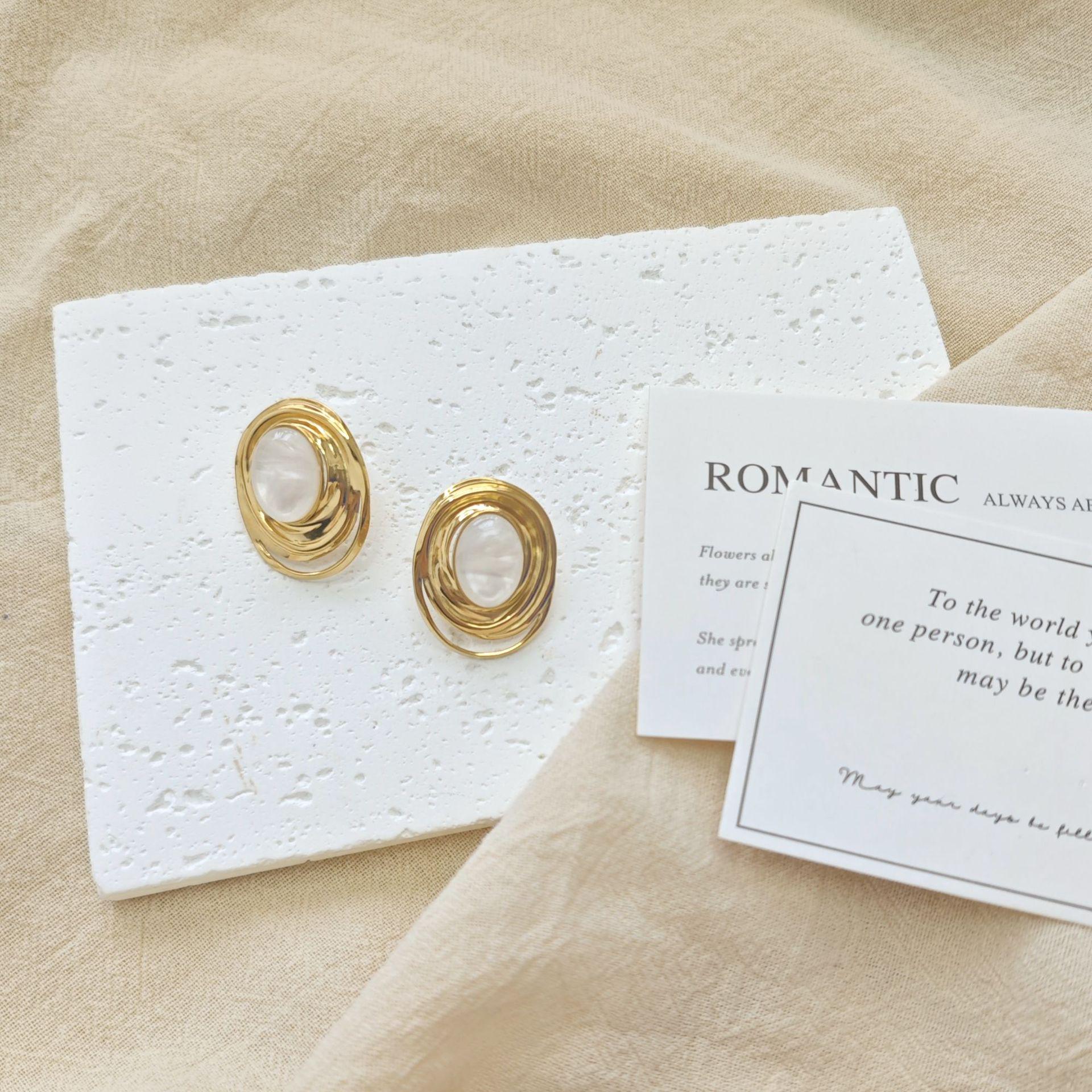Elegant Gold Retro Multi-Layer Twisted Oval Stud Earrings for Women - Niche Design золотой