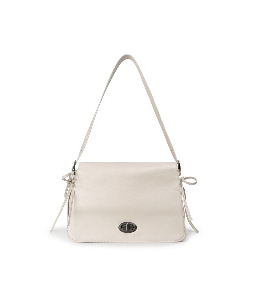 Leathery Ribbon Flap Shoulder Bag [Black]