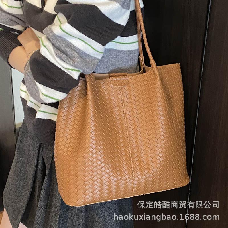 This year's popular bag women's large-capacity 2025 new summer simple and versatile shoulder bag commuter tote bag