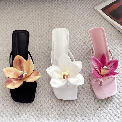 Mode Süße Blume Schmaler Riemen Pantolette Damen Eckige Zehenpartie Zehensteg Dünner Absatz Flip Flop Sommer Mode Komfort Große Größe Damenschuh