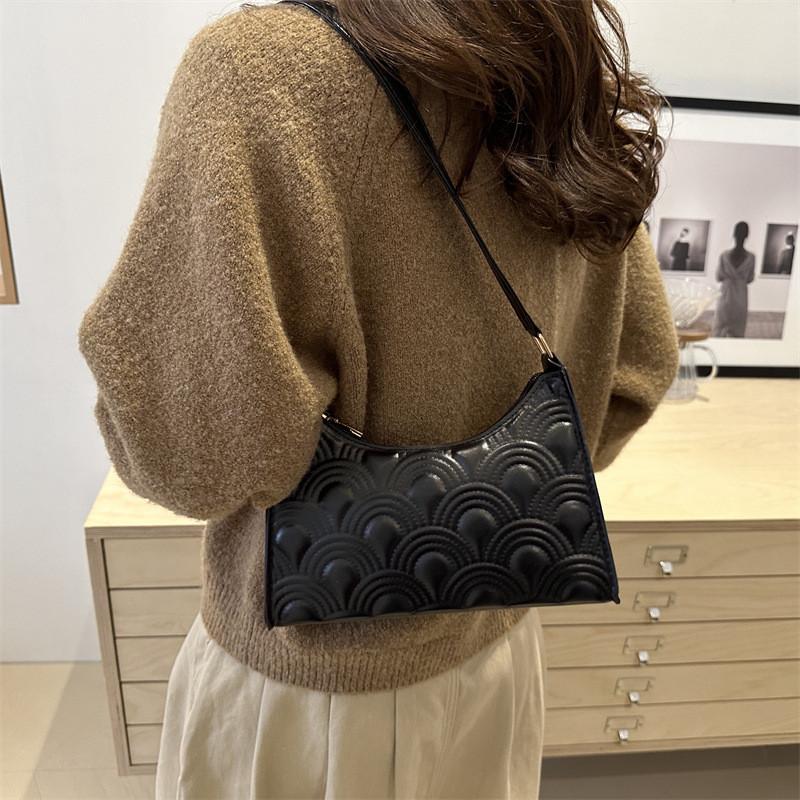 Stylish Versatile Crescent Bag Soft Pu Material With Convenient Zipper Closure For Everyday Fashion