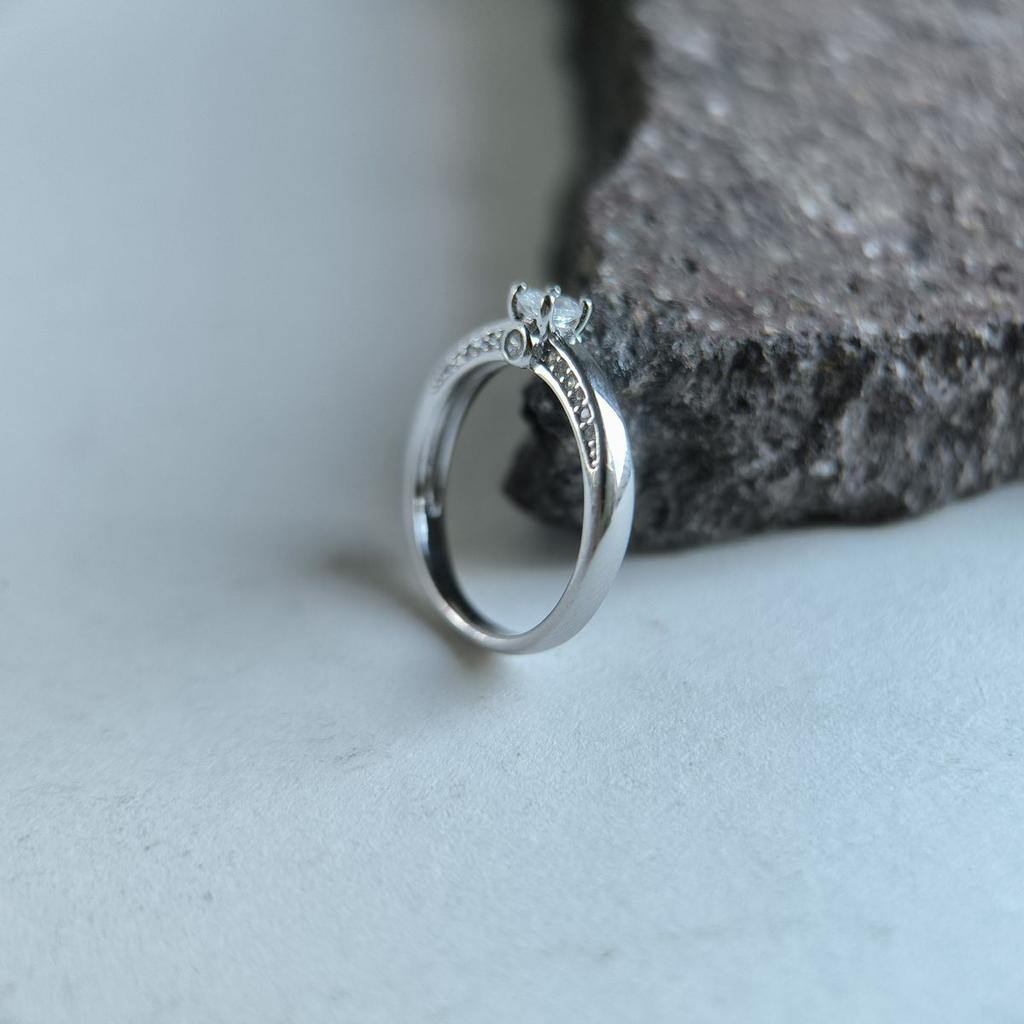 Серебряное кольцо с фианитами, вес изделия 2,18 гр (2187301)