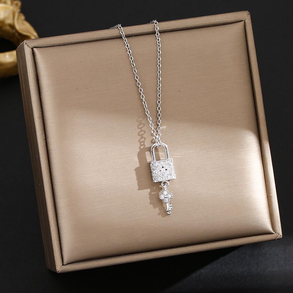 Elegant Gold-Plated Chinese-Style Four-Leaf Clover Necklace with Imitation Hetian Jade Pendant for Women