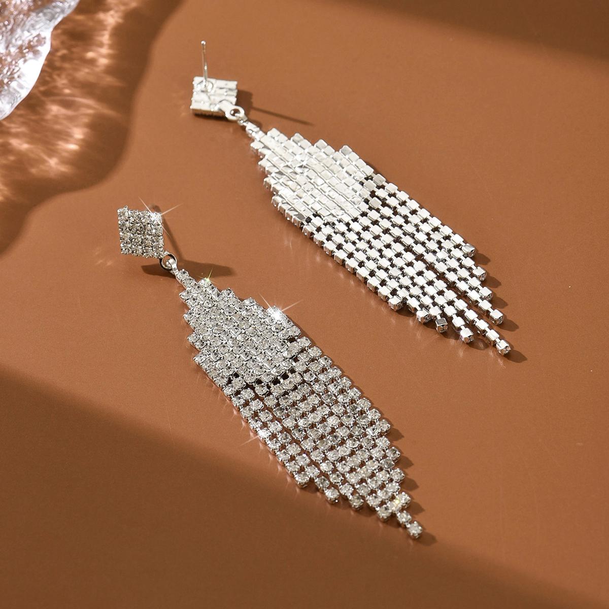 

Fashionable new sparkling diamond temperament long tassel earrings with light luxury design, high-end ear accessories for women