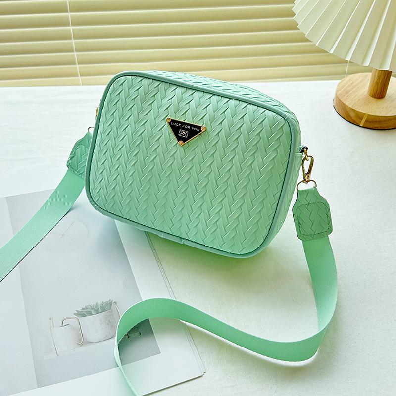 Fresh and sweet women's oblique span bag, new straw mat pattern personalized niche cosmetic bag, mobile phone bag