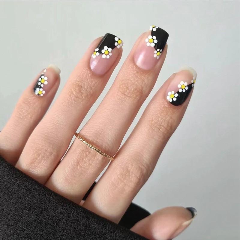 

Minimalist French Flower Wearing Nail Short Flakes Wearable Press On Nails