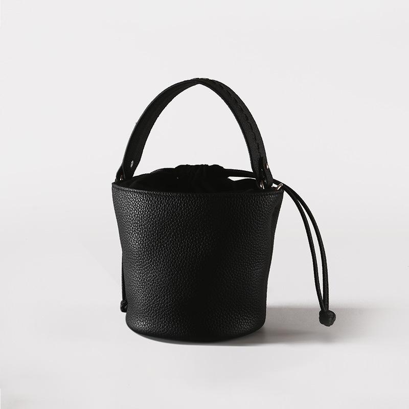 Neue Bucket Bag aus Rindsleder mit Top-Layer-Struktur im minimalistischen Stil und mit strukturierter Handtasche, vielseitig einsetzbar für den Weg zur Arbeit, Umhängetasche mit einer Schulter