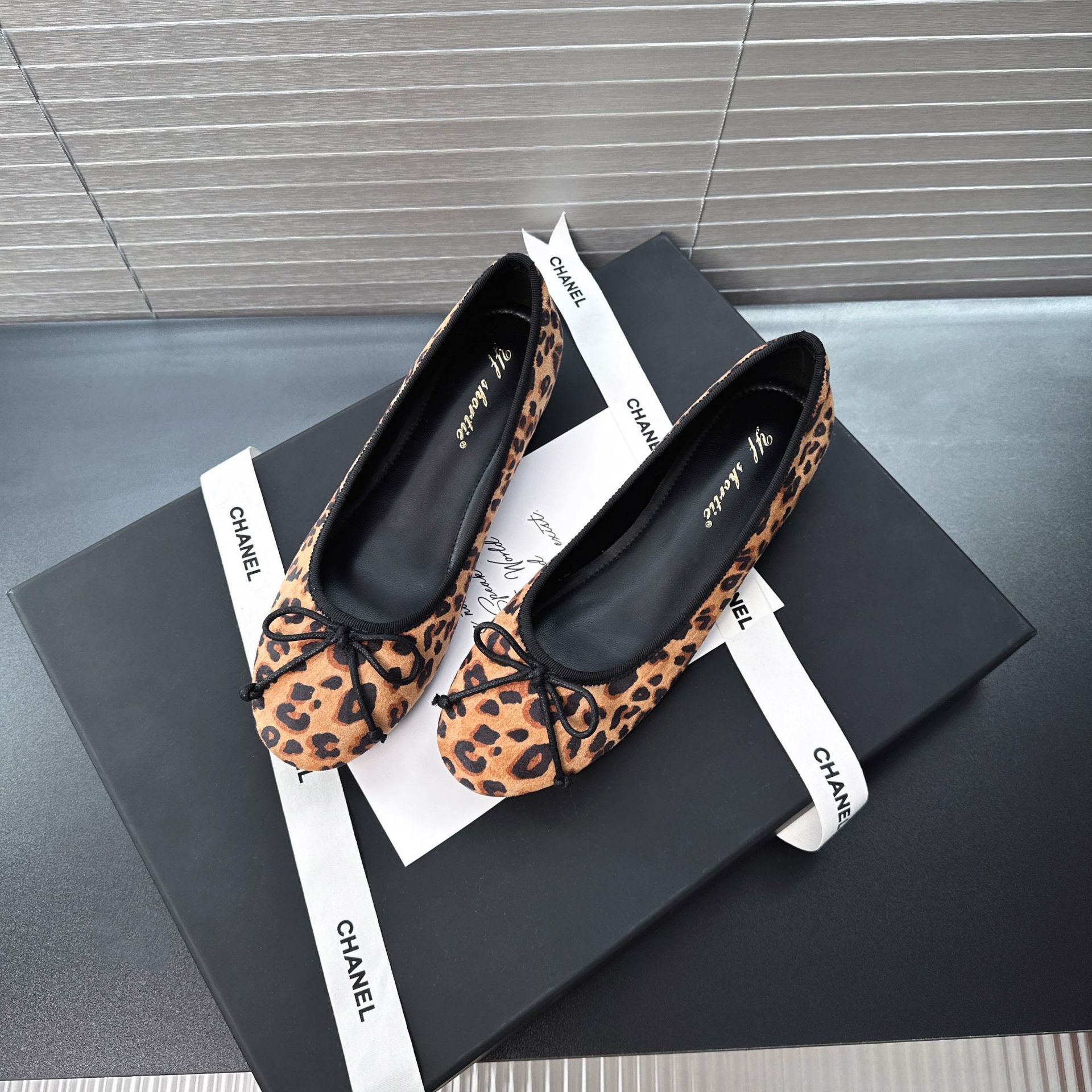 

Height increase 5CM bow soft sole leopard print single shoes women s 2025 autumn new French round head not tired feet ballet shoes 39 цветной печати леопарда