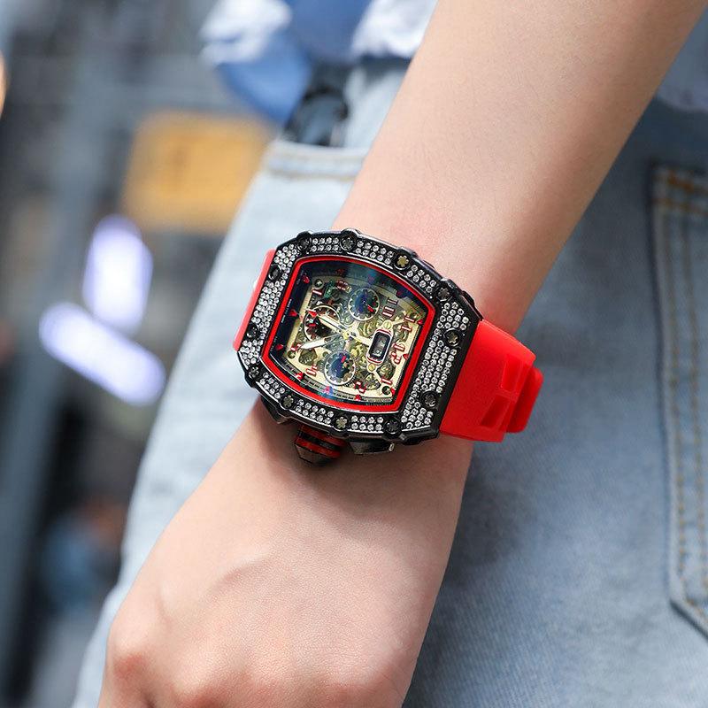 Die Weinfass-Uhr mit einem einzigartigen Voll-Diamant-Zifferblatt ist modisch und vielseitig.. Es ist eine beliebte Schüleruhr für den Export