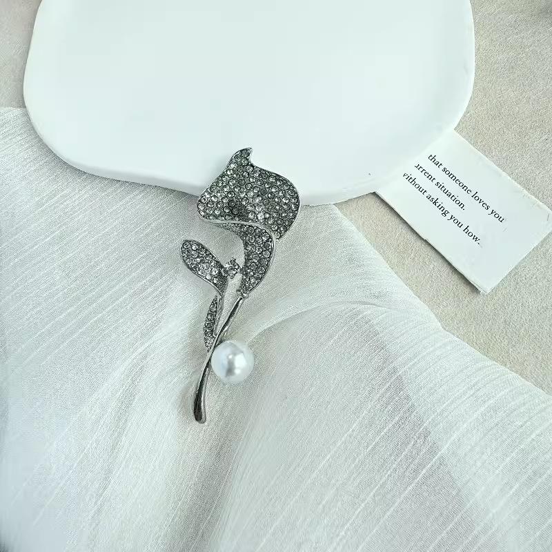 Full Diamond Inlaid Zircon Calla Lily Brooch, High-end Luxury Temperament Brooch, Personalized Design Sense, Suit Accessories