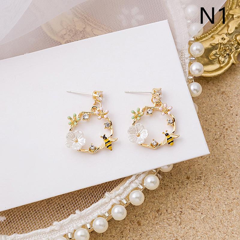 1Pair Hollow Wreath Flower Earrings For Women  Sweet Bee Stud Earring Girl Wedding Party Jewelry