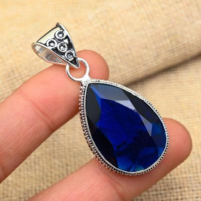Blauer Saphir, im Labor hergestellter Edelstein, handgefertigter Schmuckanhänger aus 925er Sterlingsilber