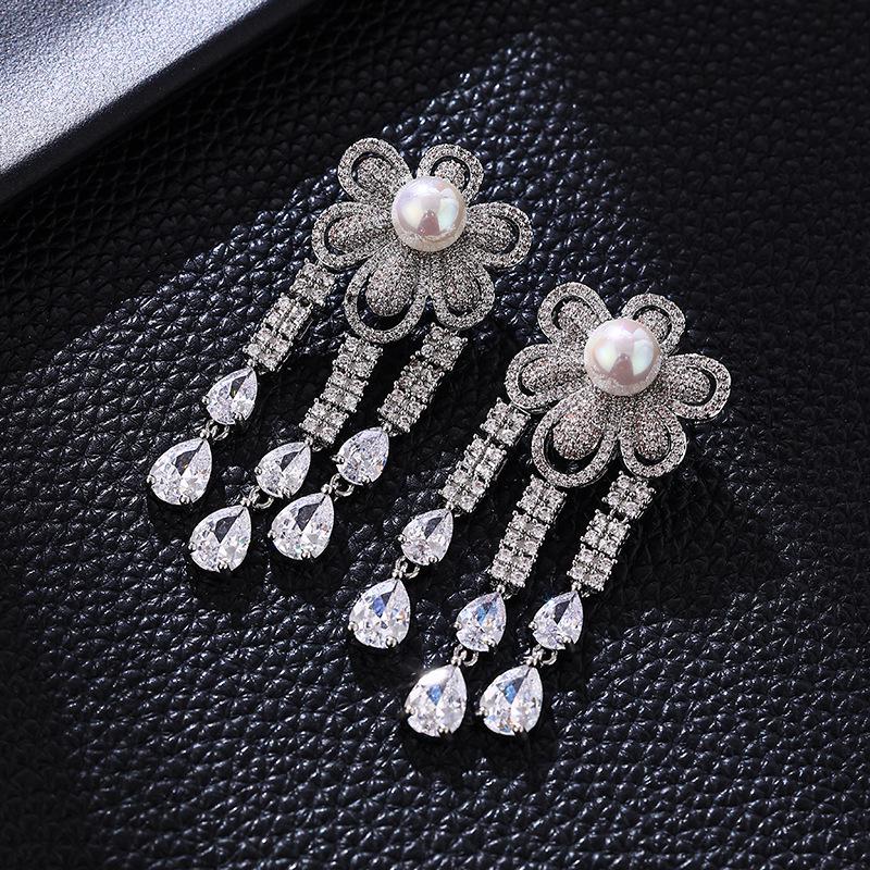 Позолоченные серьги-бантики с красным корундом