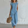 Completo da donna alla moda composto da camicia a maniche corte con bottoni e scollo rotondo, e pantaloni a gamba larga