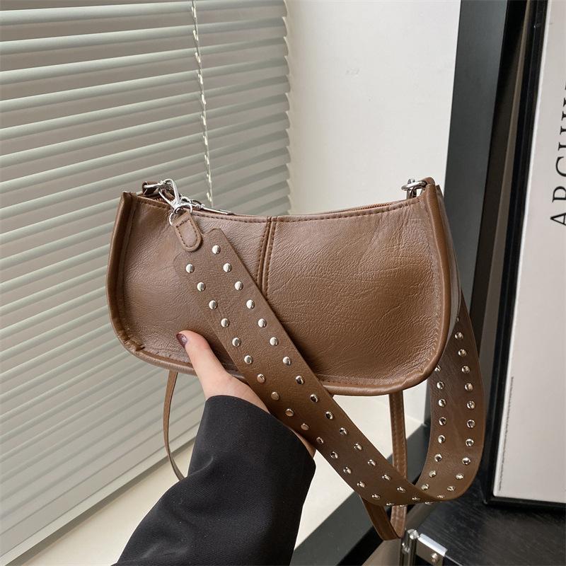 

Сумка кроссбоди 2025 весна новая сумка подмышку нишевая сумочка универсальная для поездок на работу одноплечевая подмышку заклепки женская сумка коричневый