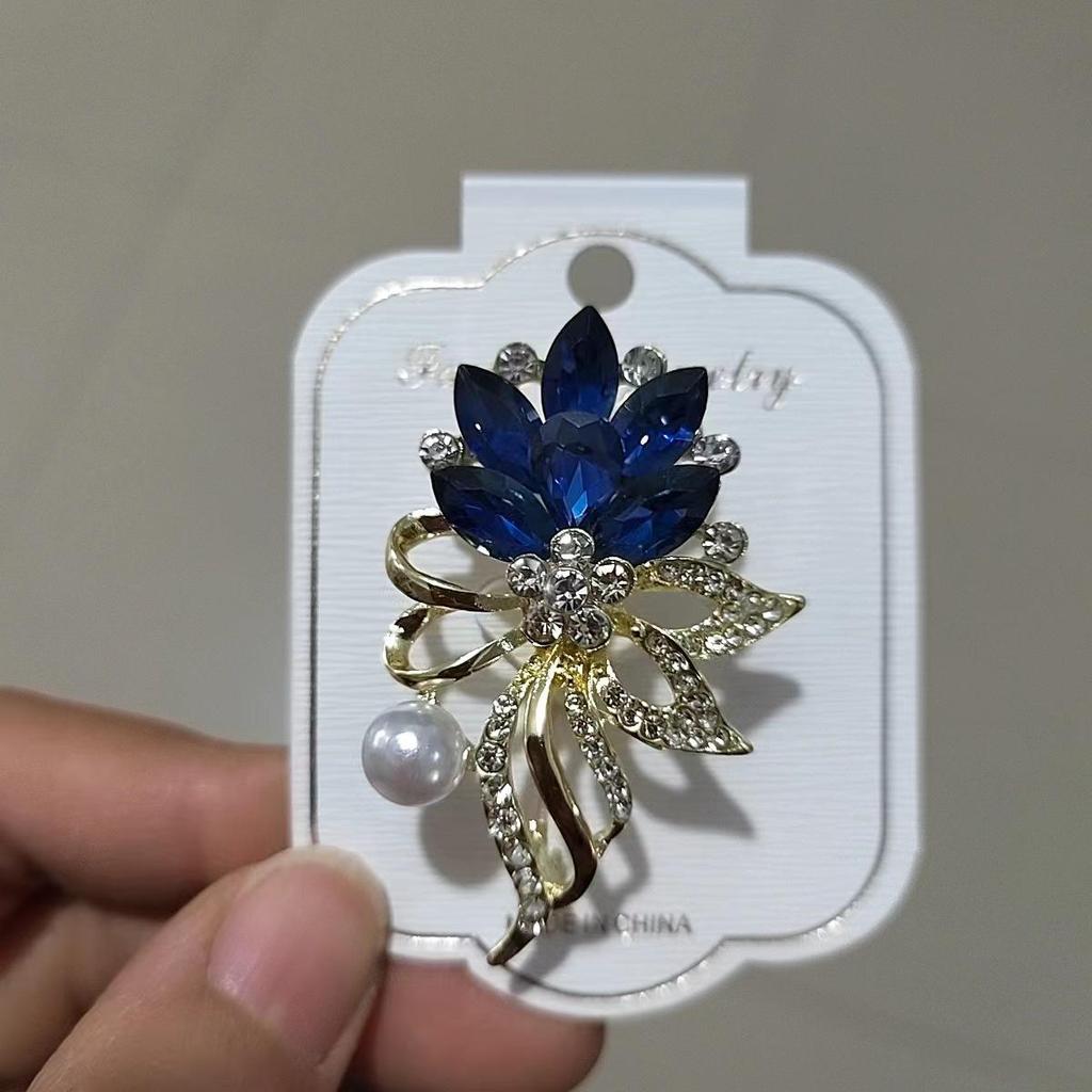 Elegante Perlen-Strass-Brosche: Damen Exquisite Brosche im Stil kleiner Duft und Seidentuch-Schnalle