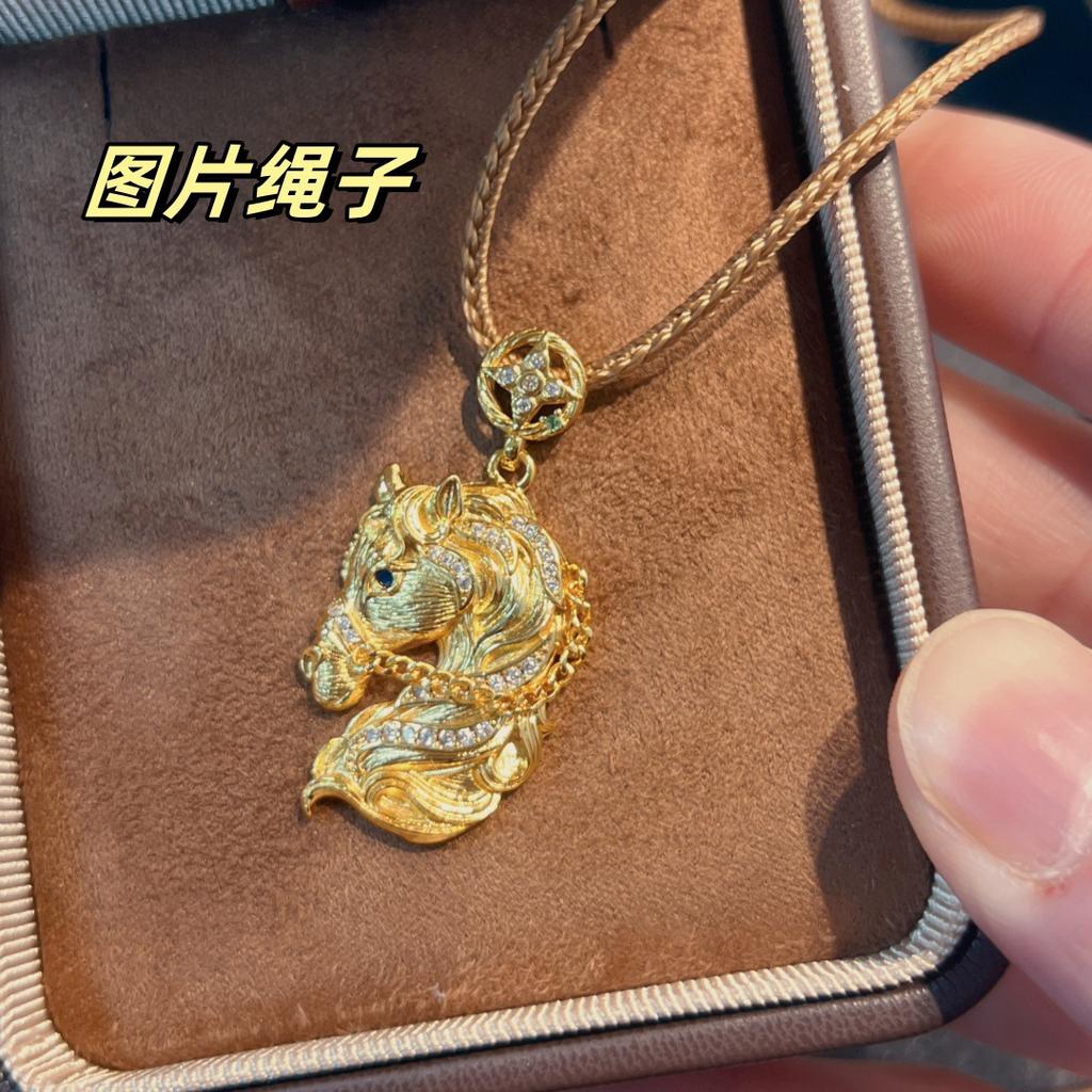 "Pentium av Hästen" Borstat Sandguld Spets Diamant Röd Häst Halsband Flätat Rep Kopparmynt Högklassig Känsla Mångsidig Tröjkedja Dam