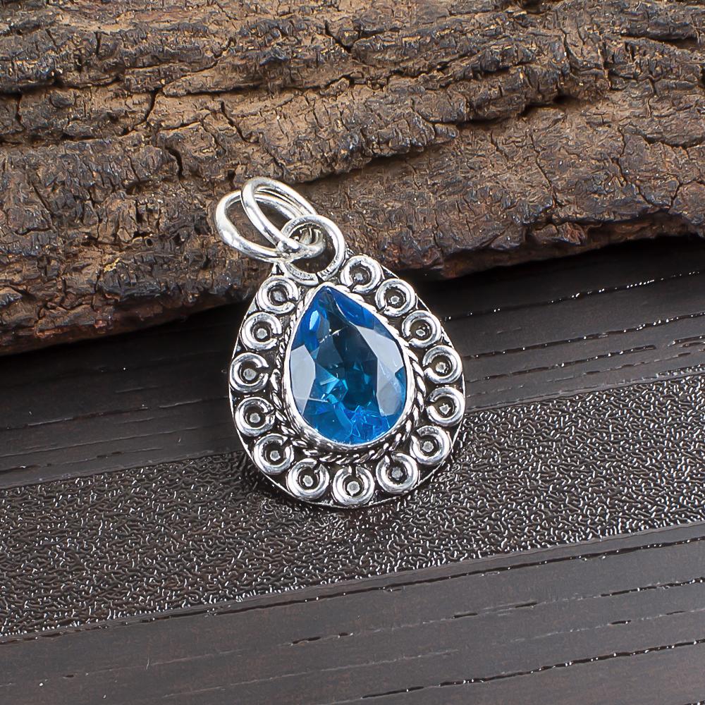 

Кулон с драгоценным камнем швейцарским голубым топазом, кулон из стерлингового серебра 925 пробы, ювелирное изделие ручной работы, серебряное украшение для подарка 1.02 Inches синий