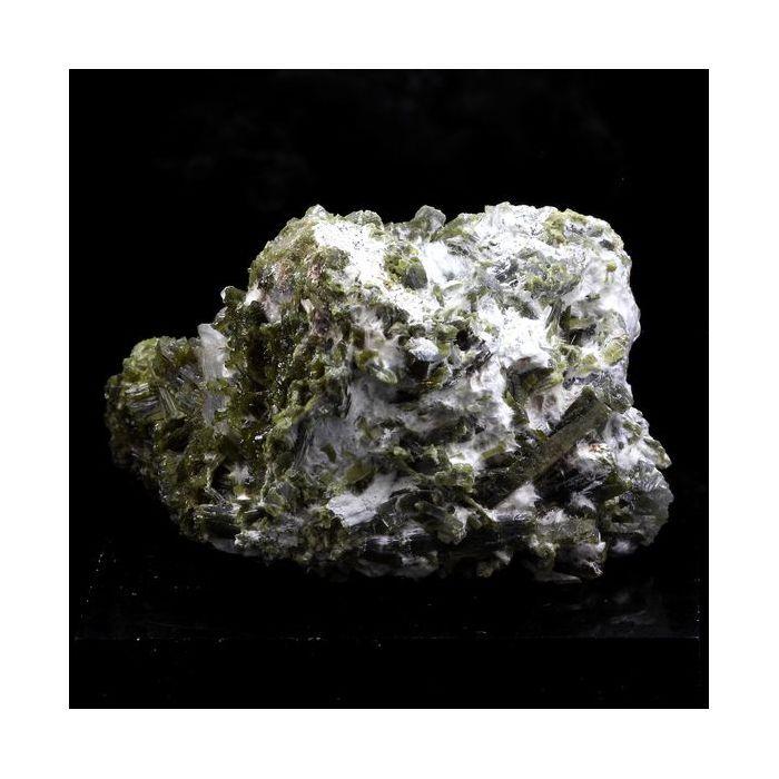 Pierres et Minéraux. Quartz, Epidote, Byssolite. 272.5 ct. Chamrousse, Belledonne, Isère, France..