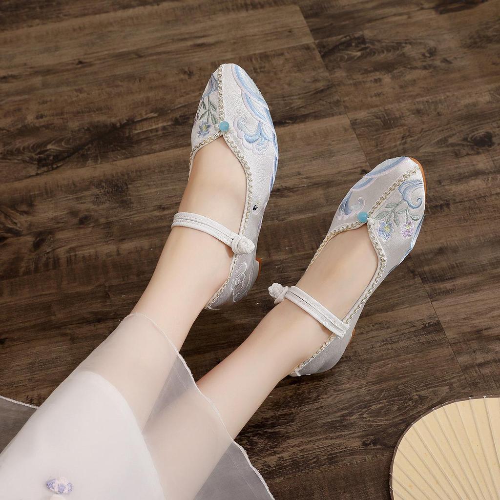 Yunxiao 2023 Spring Low Heel Pointed Toe Embroidered Cloth Shoes for Women