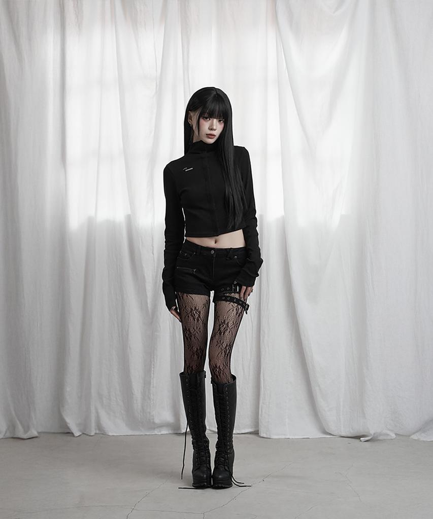 ETRE AU SOMMET Snap Front Crop Top (Black)