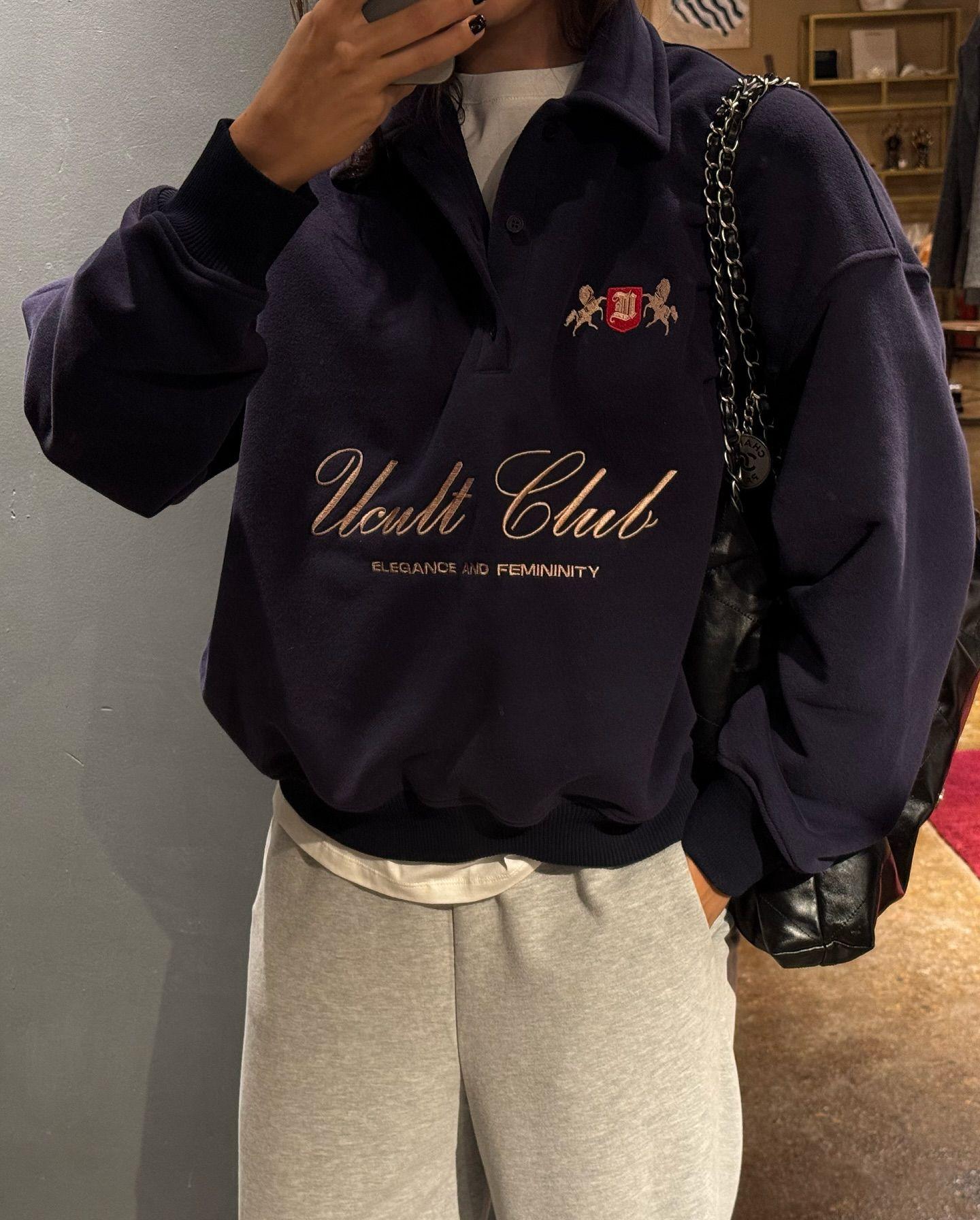 

Серая толстовка на молнии до середины с вышитым логотипом и красной нашивкой-щитом M тёмно-синий