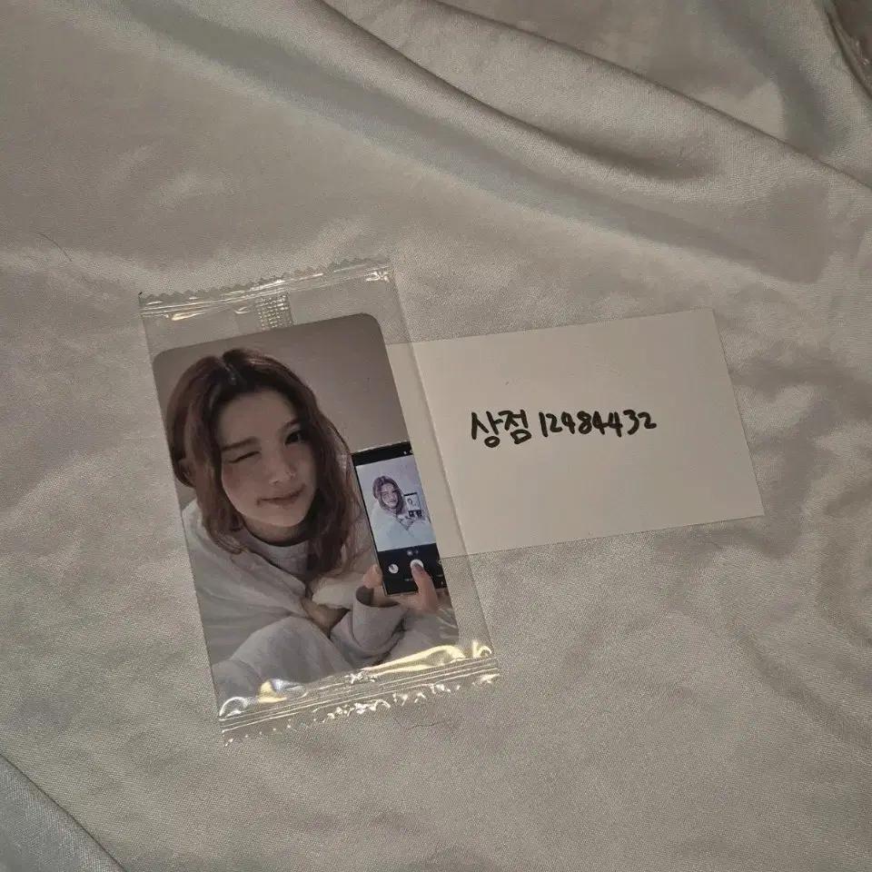 

Hats To Hats Eina Ktwon4u Lucky Draw Duvet Photocard Sell