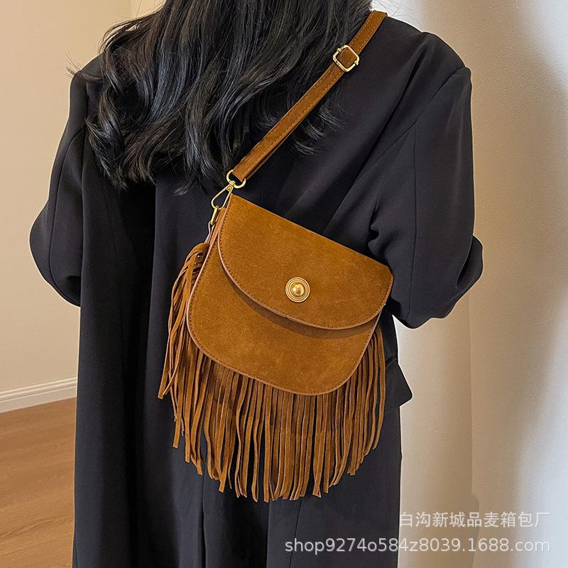 Fashion retro small bag women's 2025 new trendy niche design fringed bag foreign style messenger suede saddle bag