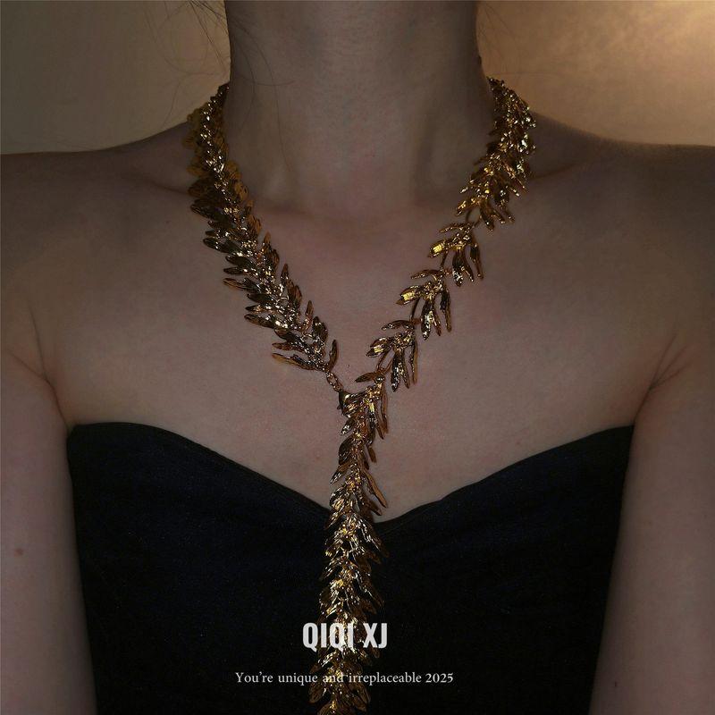 and American Light Luxury Metal Leaf Clavicle Chain for Women, Sweet and Cool Niche Style, Heavy Craftsmanship, Minimalist Style Niche Necklace Gold