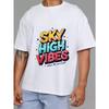 Sky High Vibes T-shirt Vit Färgstarkt Grafiskt Tryck med Texten Sky High Vibes och Chase The Sunlight för Vardagsbruk och Utomhusaktiviteter