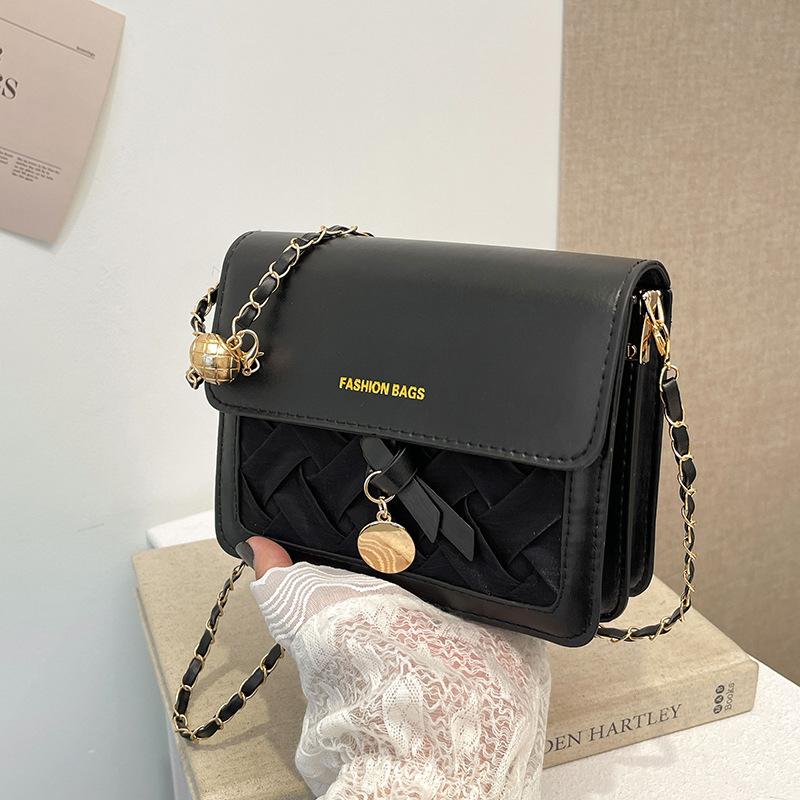 

This year s popular bag women s 2025 summer new trendy niche design versatile messenger bag fashion chain small square bag чёрный