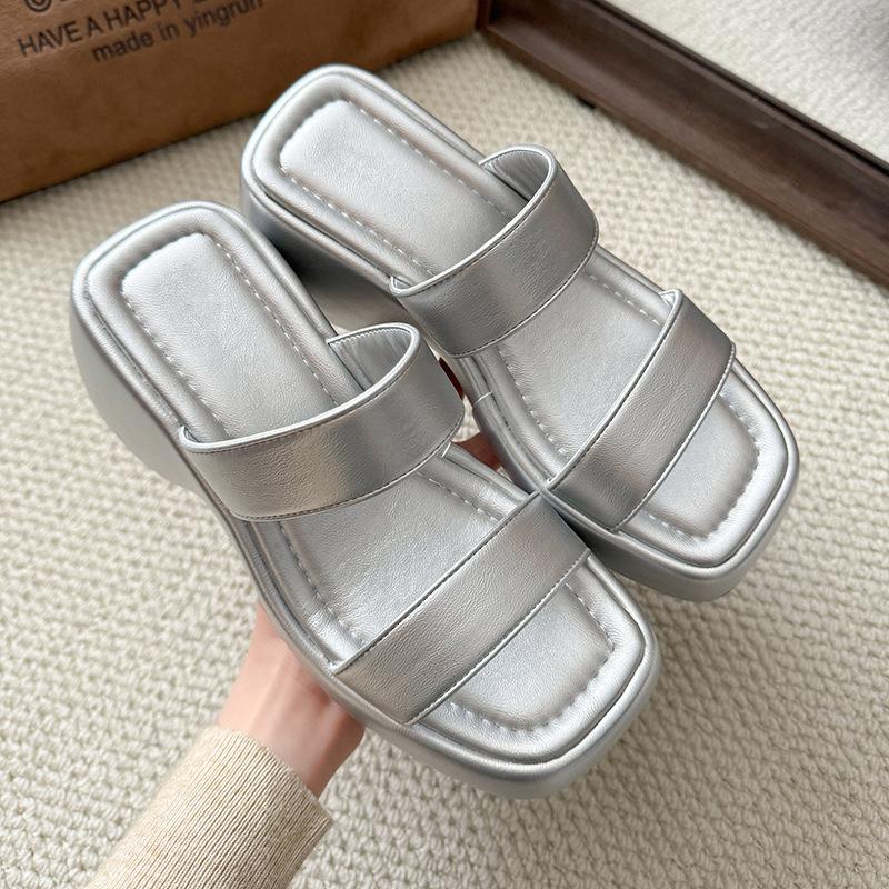 Temperament-Hausschuhe mit Leopardenmuster Damen 2025 Frühling neue dicksohlige erhöhende kleine Sandalen High-End coole Hausschuhe