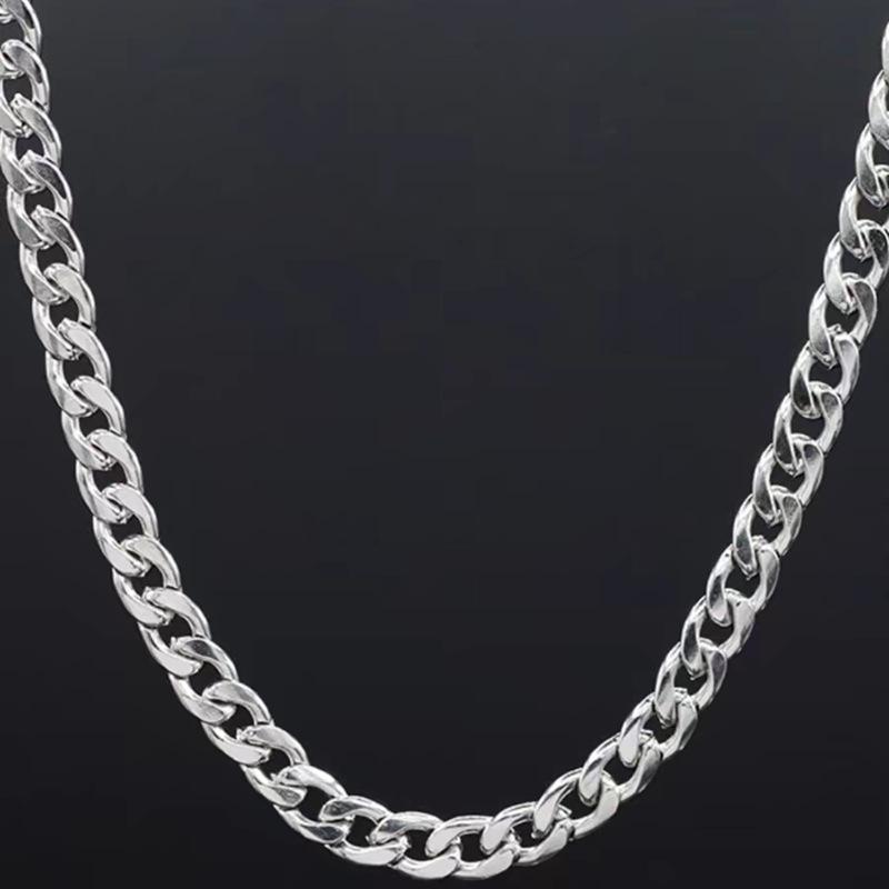 "Men's High-End Versatile Clavicle Necklace - Cold Style, Simple Chain with Fashionable Personality."