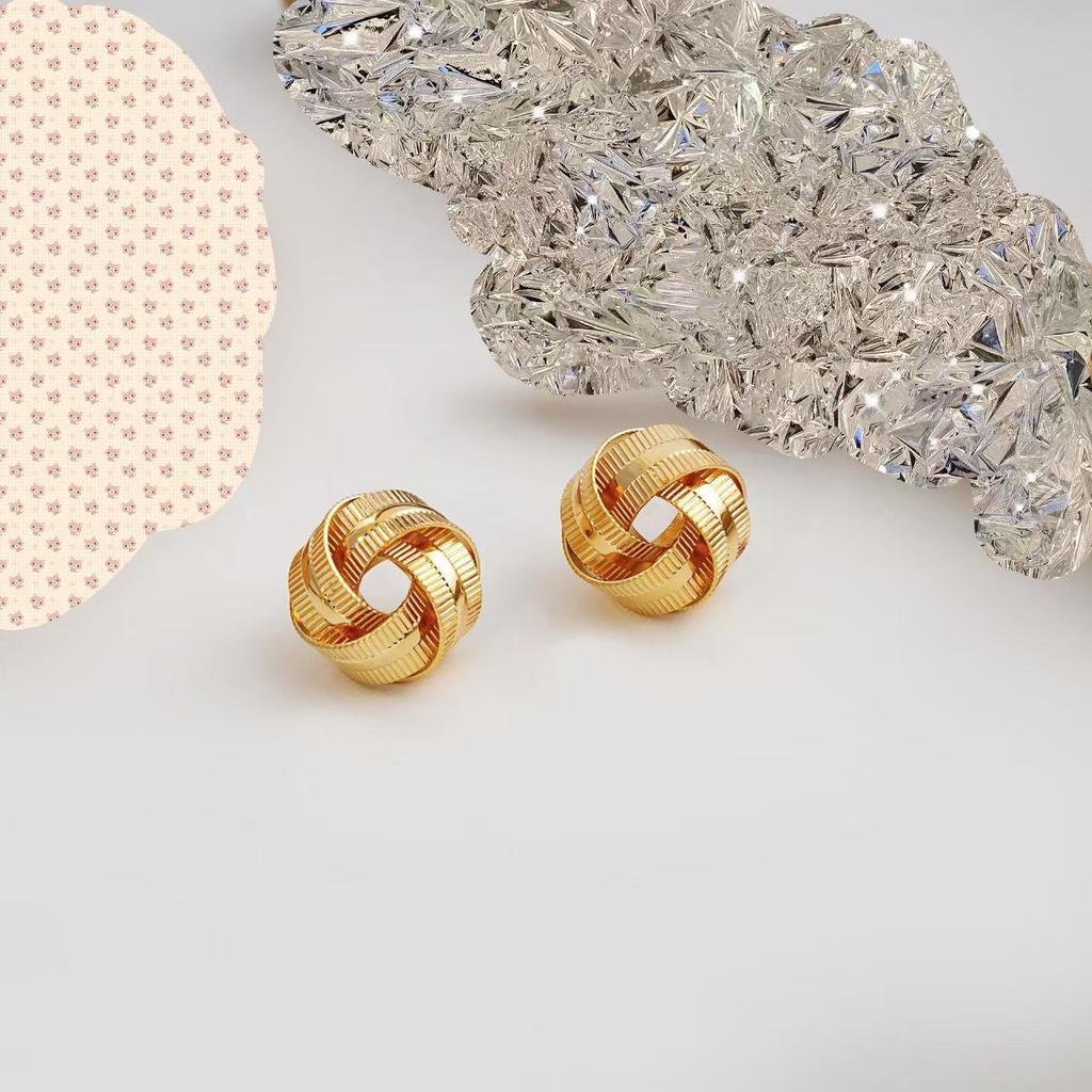European-American Geometric Twist Circle Earrings – Stylish, Multi-layered, and Versatile