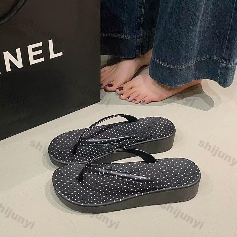 Women's Wedge Shoes 2025 Summer New Leopard Outdoor Breathable Flip Flops Comfortable Non Slip Soft Sole Beach Flats
