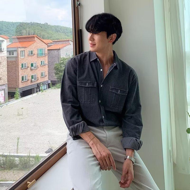 

Мужская синяя джинсовая рубашка на пуговицах с нагрудными карманами и белыми пуговицами 3XL чёрный