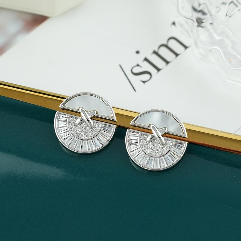 

Серьги-гвоздики с круглыми вставками из циркониевой ракушки, легкие, роскошные, высококачественные серьги, модные, темпераментные, универсальные серьги 14k серебряный