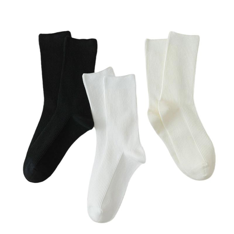 For Women, There Are Boneless and Non-uncomfortable Mid-calf Socks. Pull A Solid-colored Cotton Long Calf Sock That Is Breathable