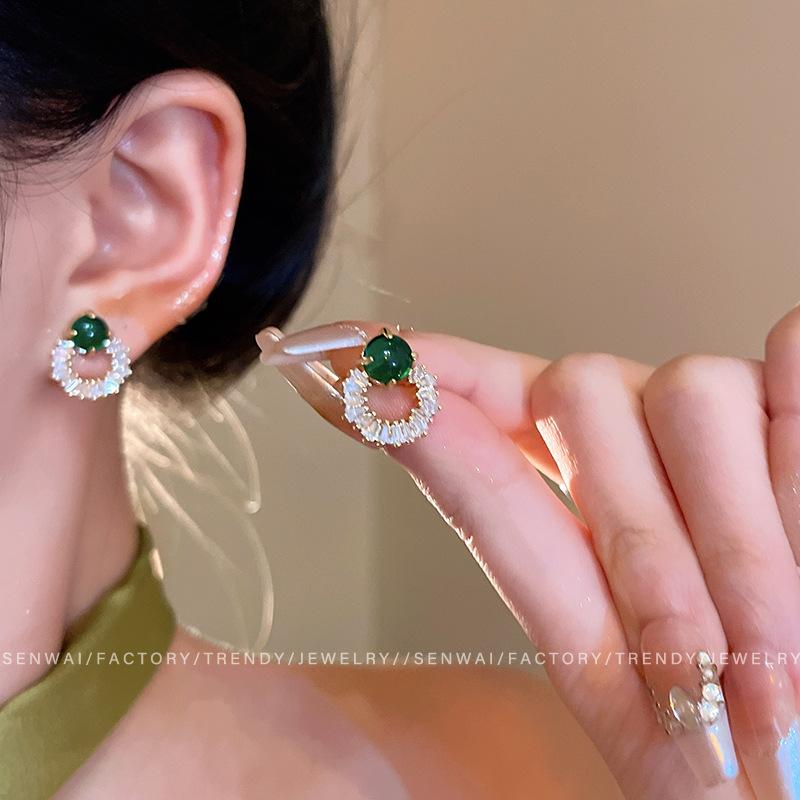 Emerald super flash zircon ring stud earrings women s light luxury earrings retro Internet celebrity ears