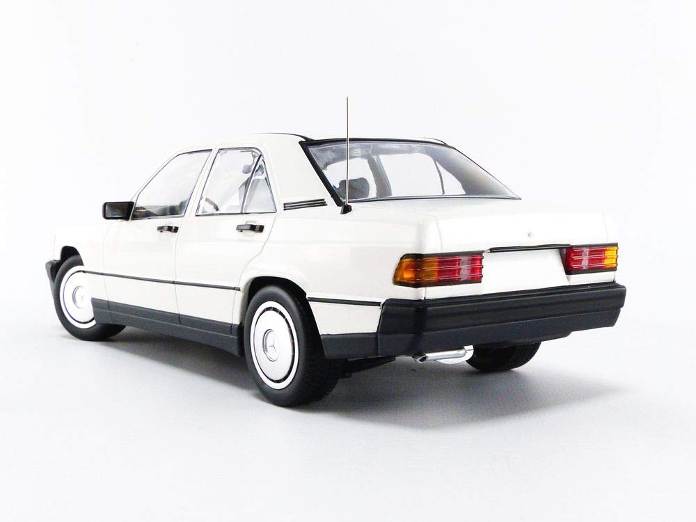Minichamps Scale 190E 1982 White 1/18 Mercedes-Benz (W201)