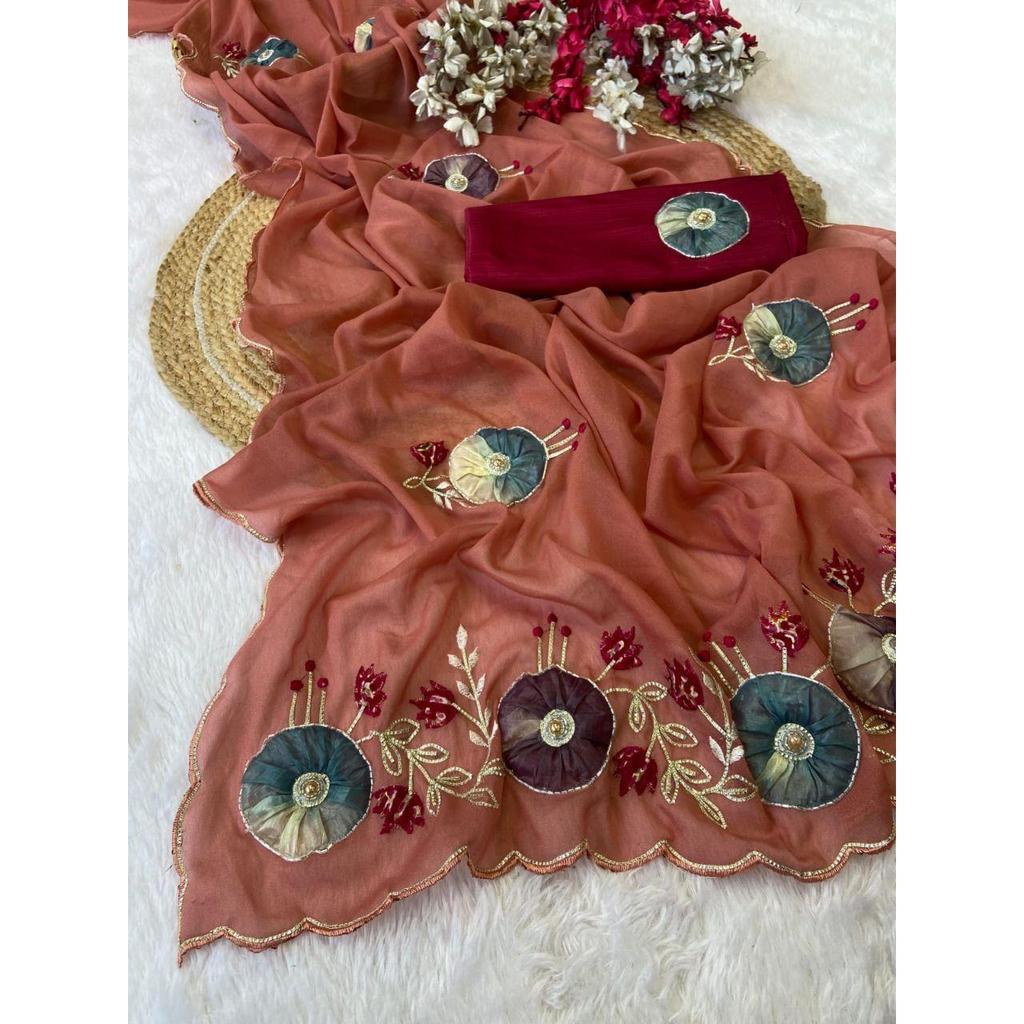 Saree knuspriger Chiffon mit Gota-Paty-Arbeit & Butta-Moti-Arbeit mit Allover-Aarco