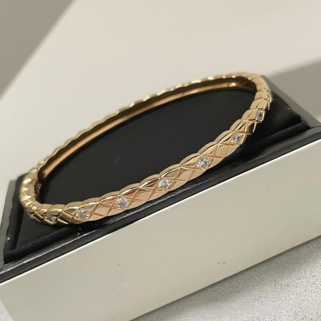 Rhombus Pattern Titanium Steel Bracelet: European & American Narrow Version, No-Fade, Diamond Inlaid, Cold Style Fashion Accessory.