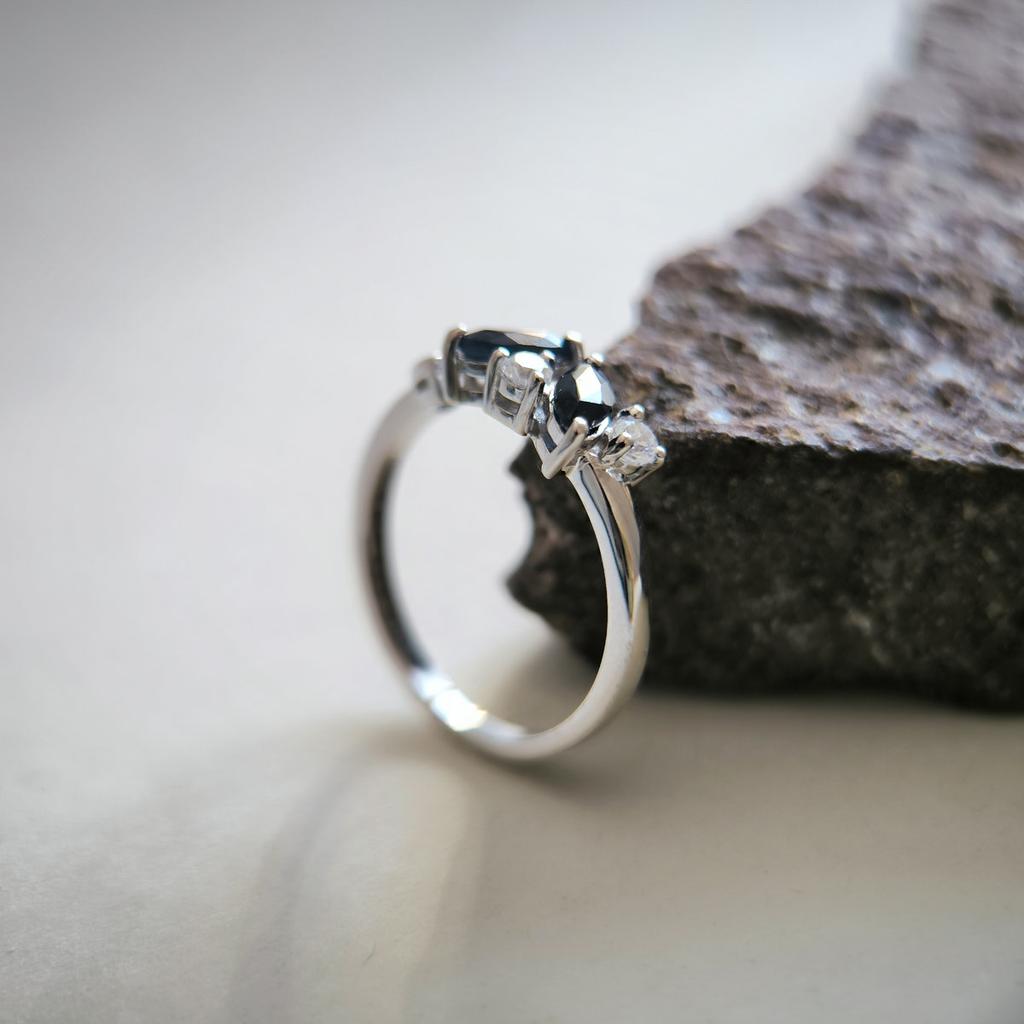 Серебряное кольцо с натуральным сапфиром, фианитами, вес изделия 2,55 гр (2202806)
