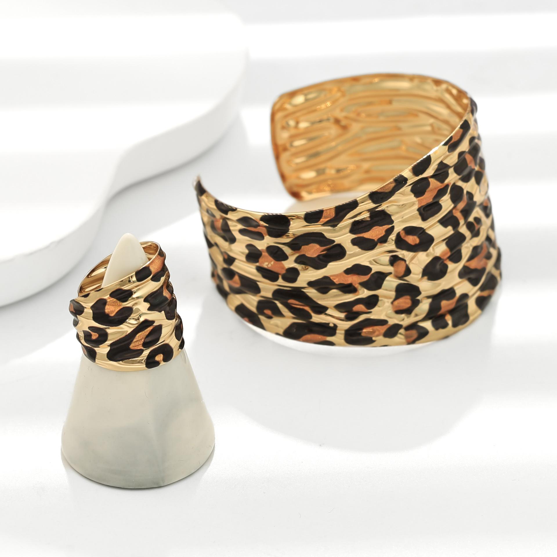 Exaggerated Personality Leopard Print Geometric Irregular Bracelet Ring Two-piece Set Women Suitable for Parties Streets золотой
